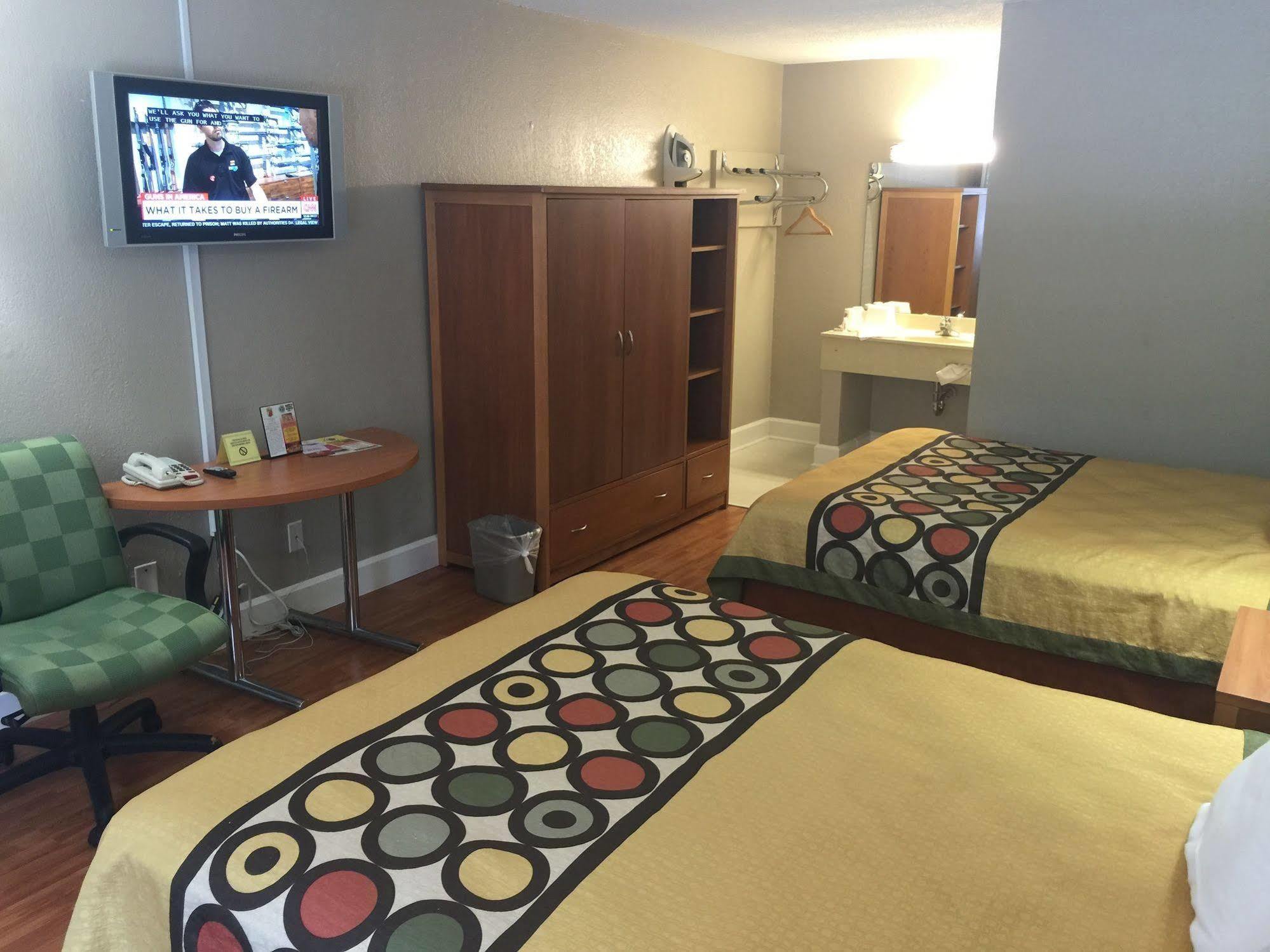 Super 8 By Wyndham Durham/University Area Nc Luaran gambar